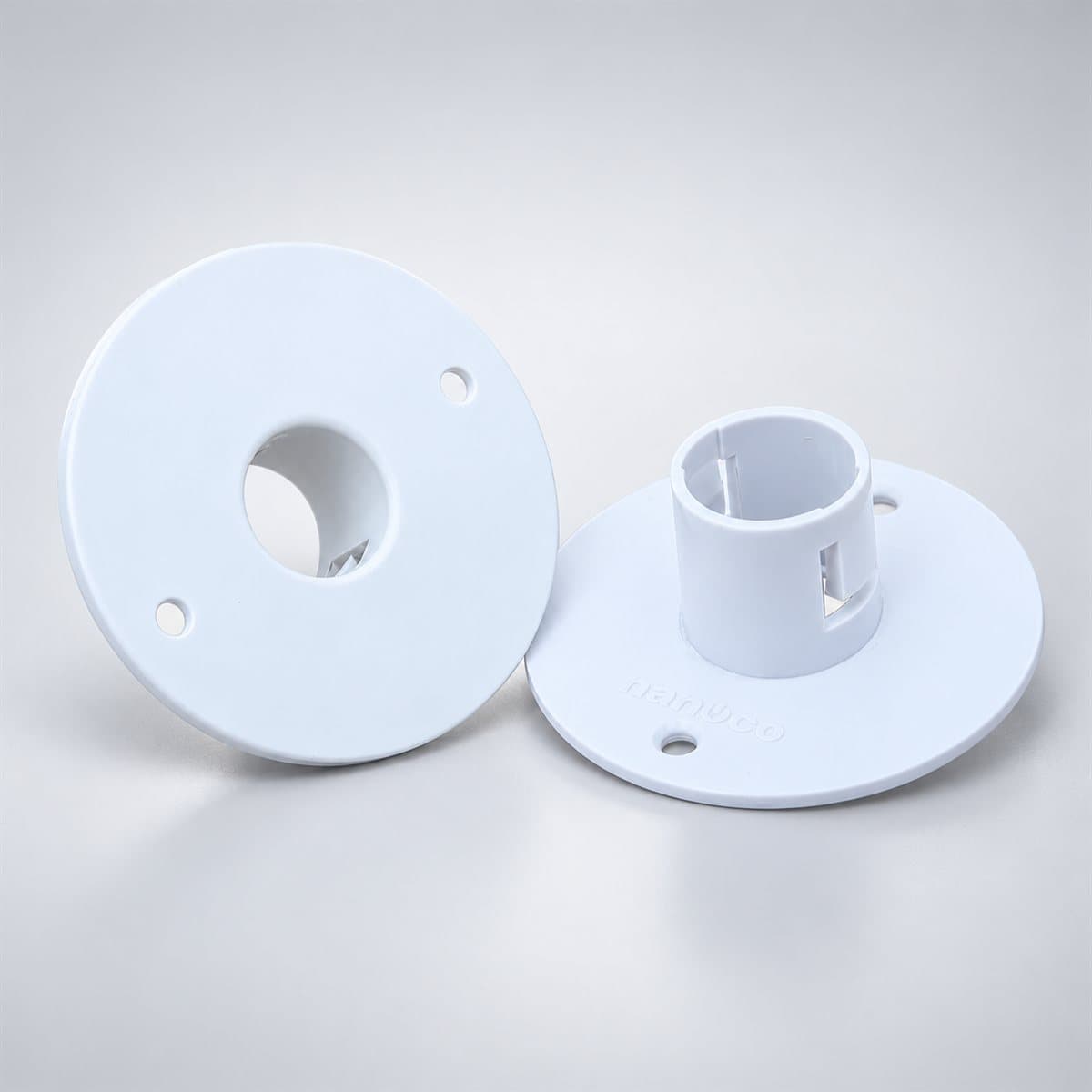 Nắp đậy hộp nối tròn dùng chung với ống mềm PVC ống luồn dây Panasonic chụp góc nghiêng 3/4, thấy rõ mặt và cạnh bên