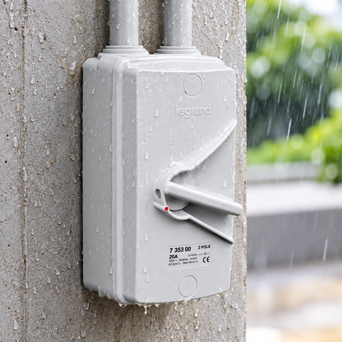 Công tắc ngắt điện chống thấm nước IP66 Legrand đã lắp đặt trong nhà