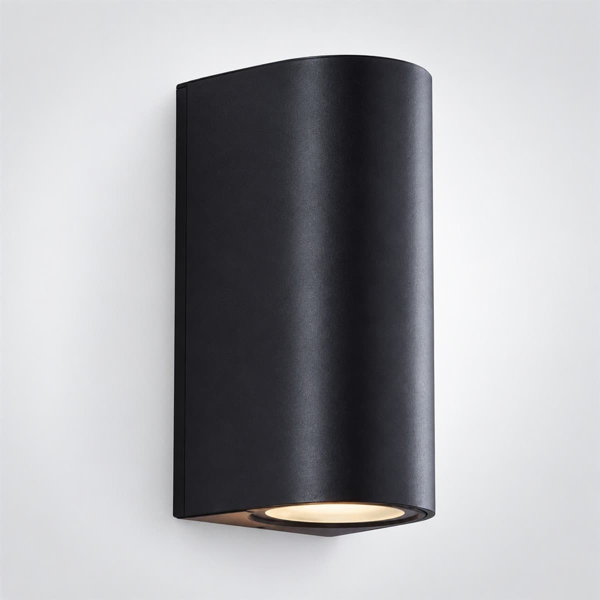 Đèn gắn tường ngoài trời bán nguyệt 2x5W 24° Lumi chụp góc nghiêng 3/4, thấy rõ thân và cạnh bên