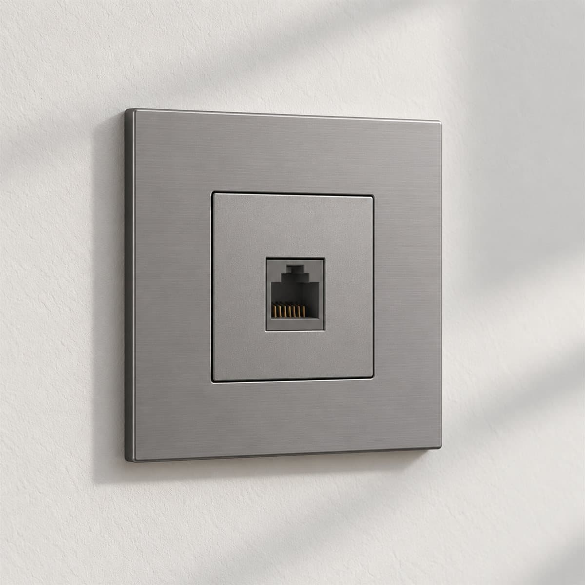 Ổ cắm mạng cat6 đơn Mallia Senses Legrand đã lắp đặt trong nhà