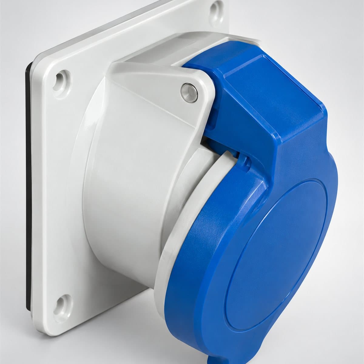 Ổ cắm gắn tủ nghiêng công nghiệp PK Schneider chụp góc nghiêng 3/4, thấy rõ mặt và cạnh bên