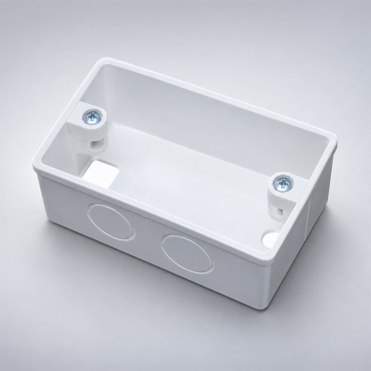 Hộp âm nhựa trắng, đơn, kèm vít Panasonic chụp góc nghiêng 3/4, thấy rõ mặt và cạnh bên