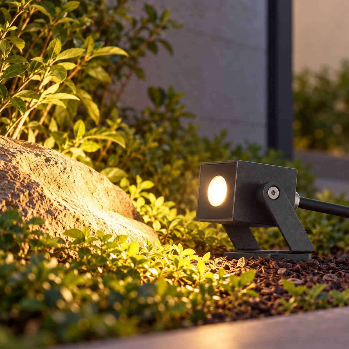 Đèn spotlight sân vườn LED NSP1802 Panasonic đã lắp đặt, đang chiếu sáng