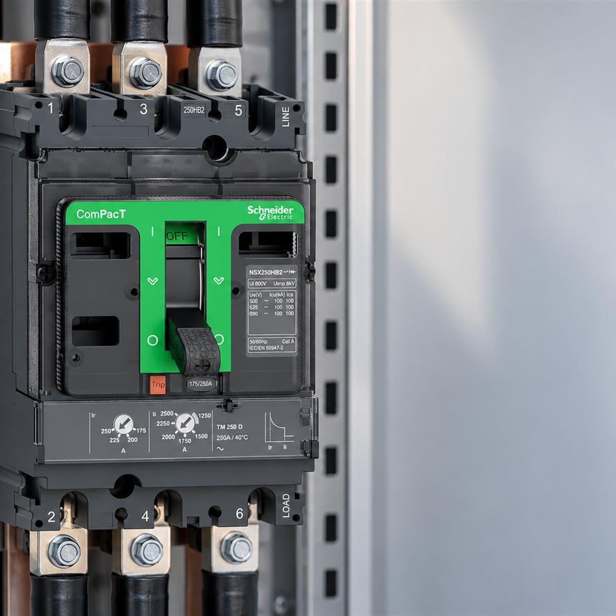 MCCB ComPacT NSX250 B/F cố định Schneider đã lắp đặt trong nhà