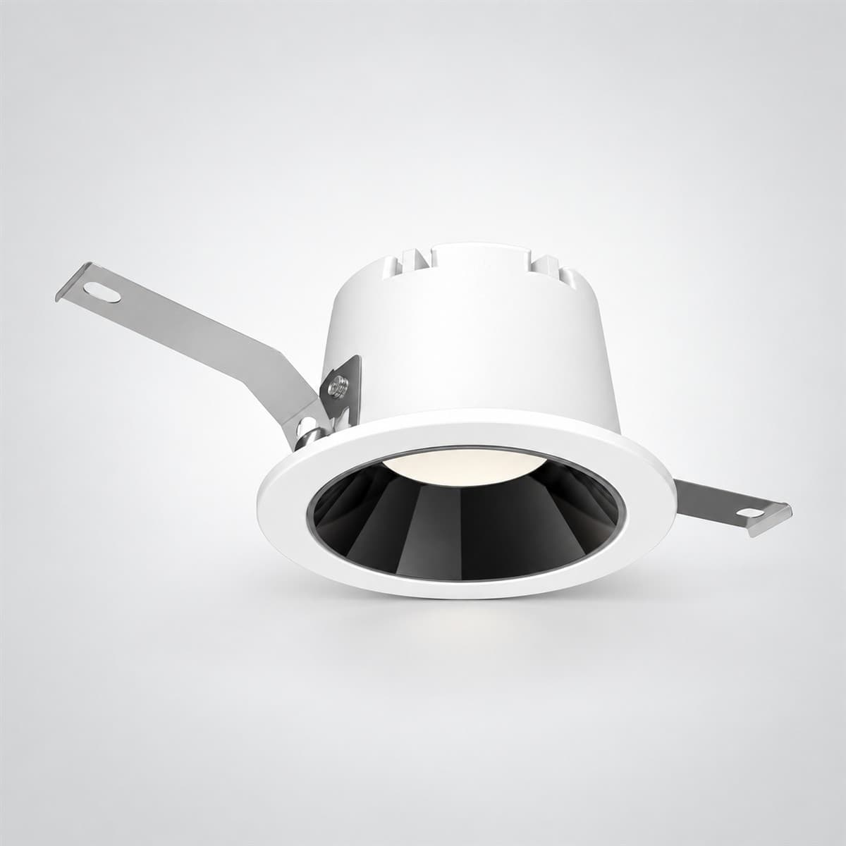 Đèn Downlight âm trần 12W 80° Lumi chụp góc nghiêng 3/4, thấy rõ thân và cạnh bên