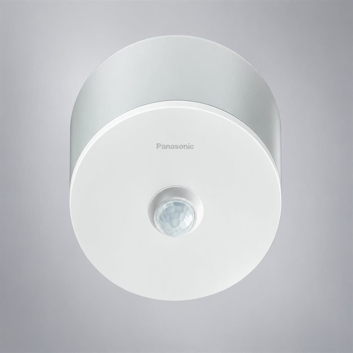 Cảm biến gắn trần cao (lắp đặt đến 12.7m) Panasonic chụp góc nghiêng 3/4, thấy rõ mặt và cạnh bên