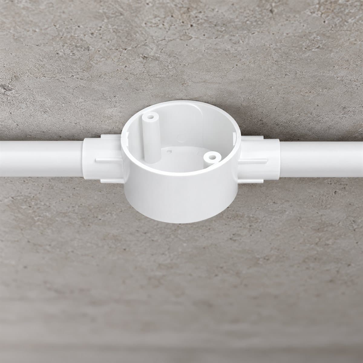 Hộp nối tròn 2 ngã thẳng ống luồn PVC Panasonic đã lắp đặt trong nhà