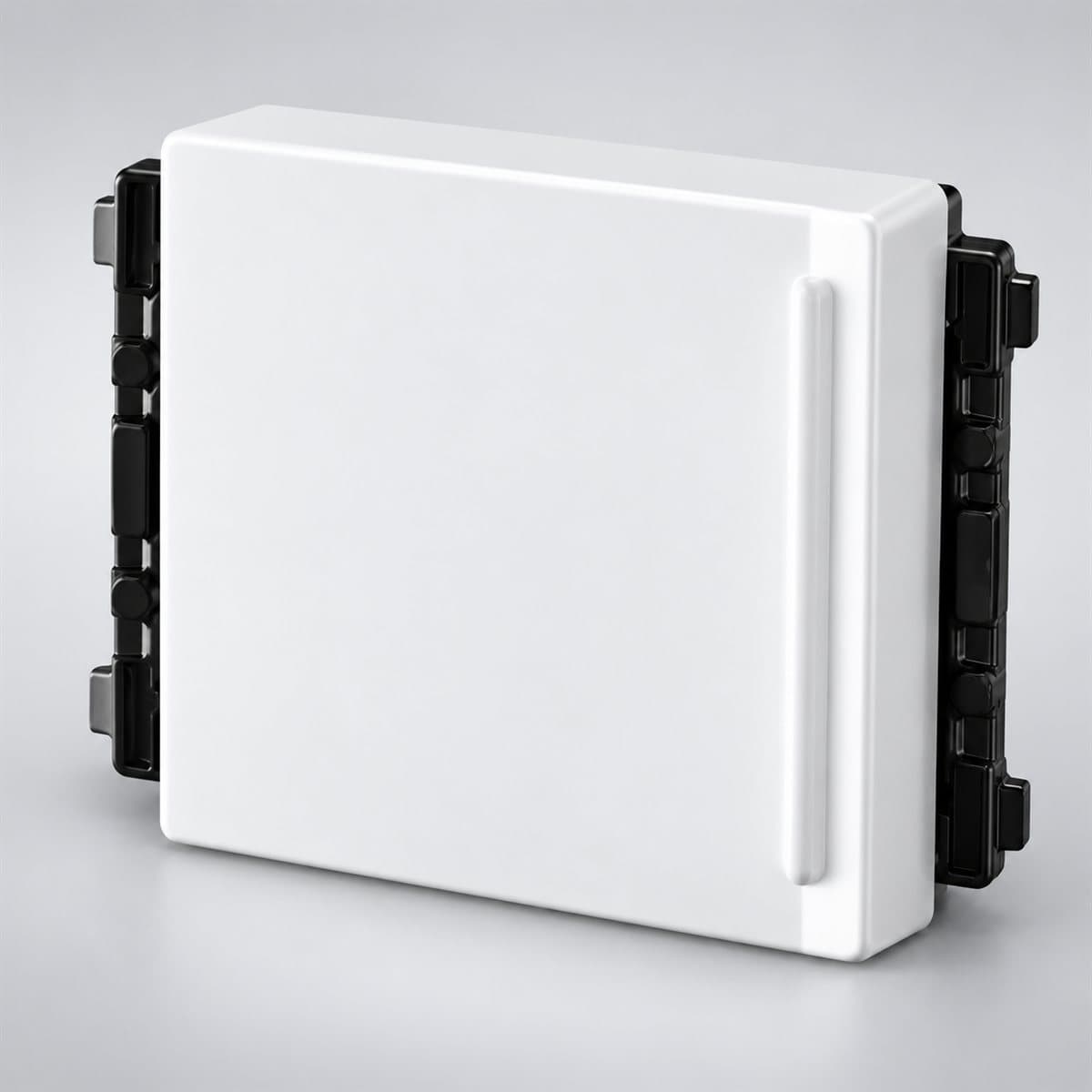 Công tắc B, 1 chiều, loại trung Halumie Panasonic chụp góc nghiêng 3/4, thấy rõ mặt và cạnh bên