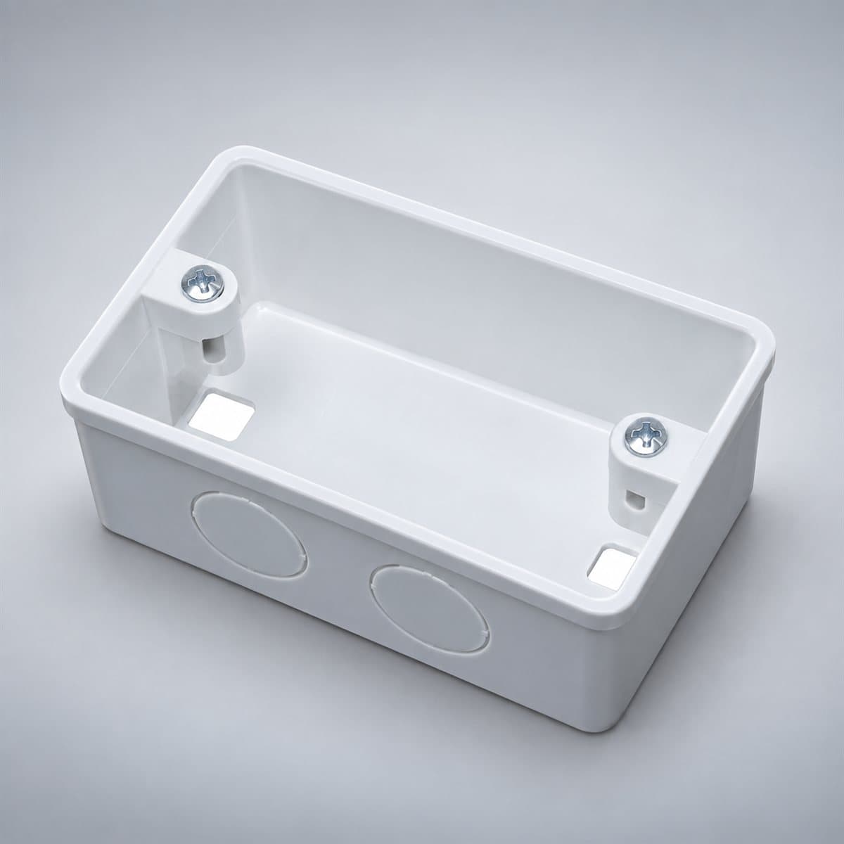 Hộp âm nhựa trắng, đơn, bắt vít Panasonic chụp góc nghiêng 3/4, thấy rõ mặt và cạnh bên