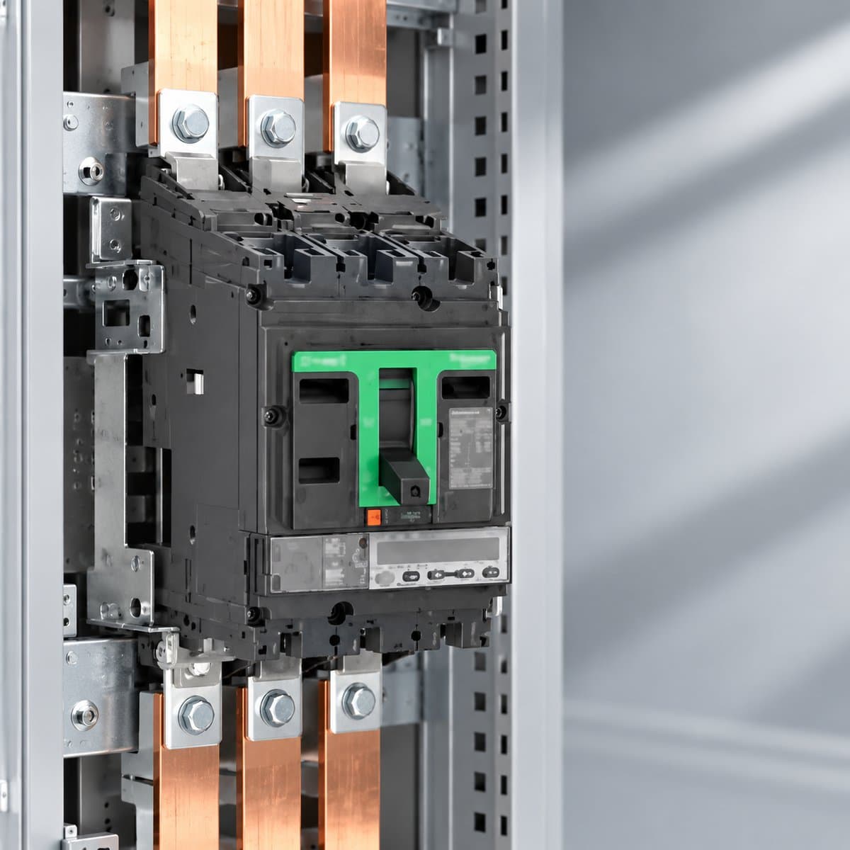 MCCB ComPacT NSX loại plug-in và kéo rút Schneider đã lắp đặt trong nhà