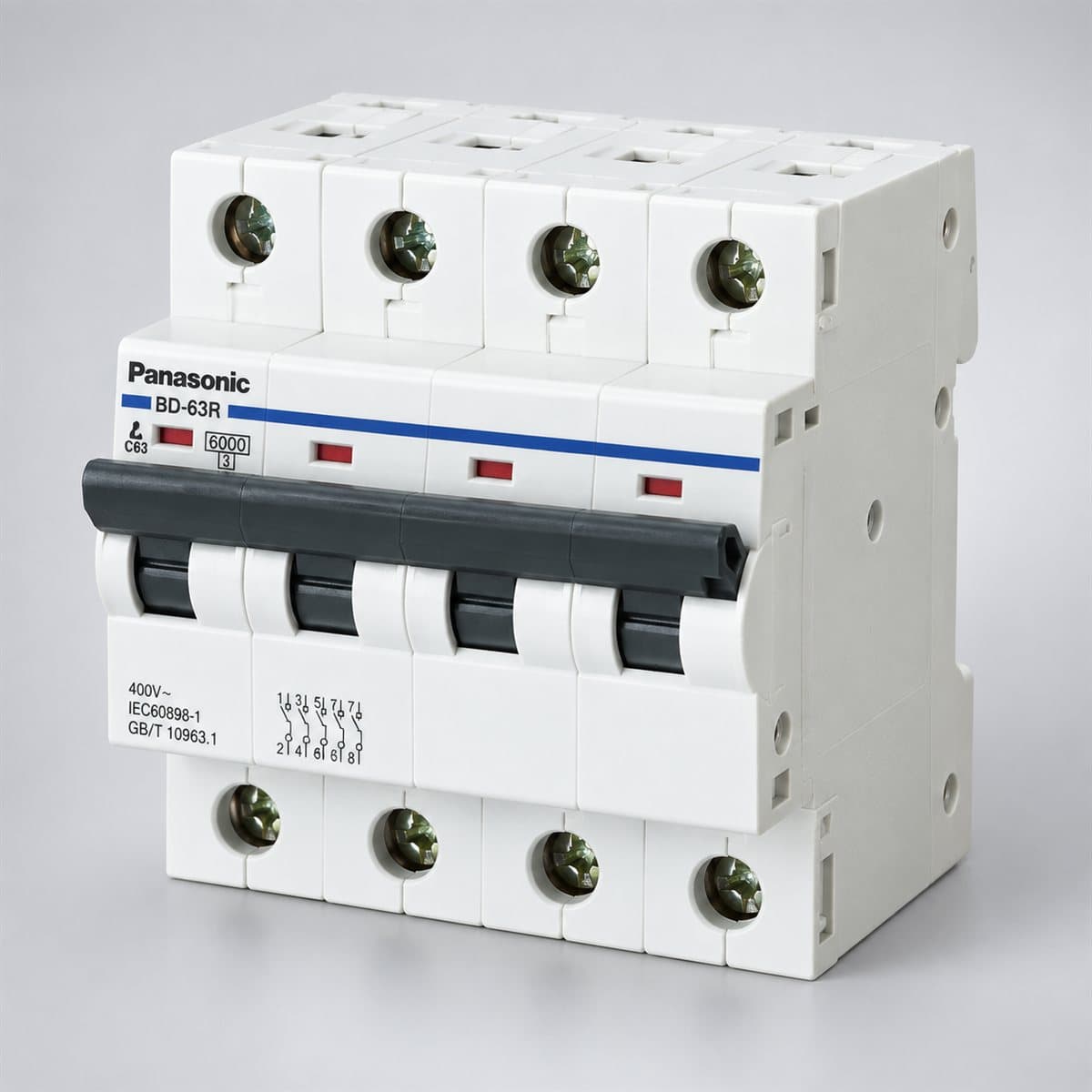 MCB có chỉ báo trạng thái Panasonic chụp góc nghiêng 3/4, thấy rõ mặt và cạnh bên