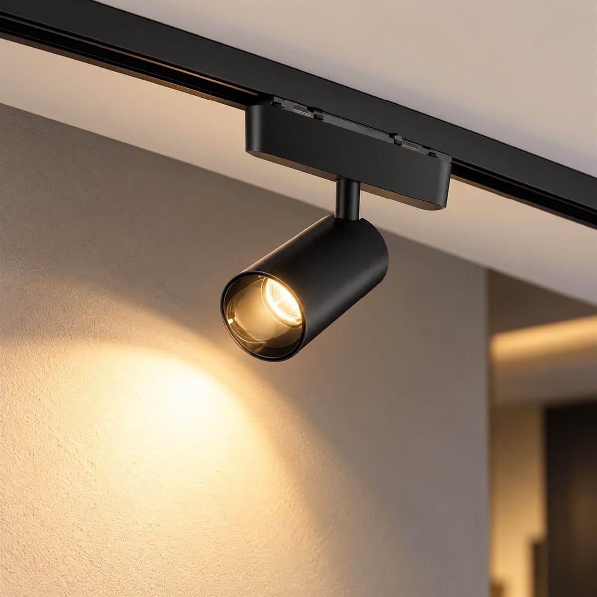 Đèn tracklight nam châm Panasonic đã lắp đặt, đang chiếu sáng