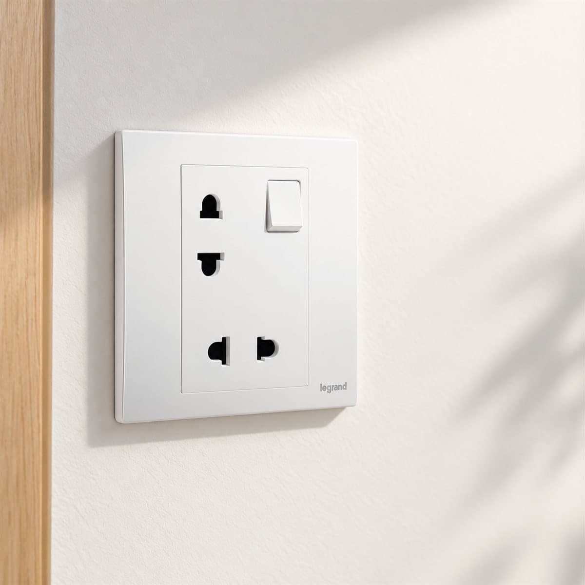 Ổ cắm đôi 2 chấu có công tắc Mallia Senses Legrand đã lắp đặt trong nhà