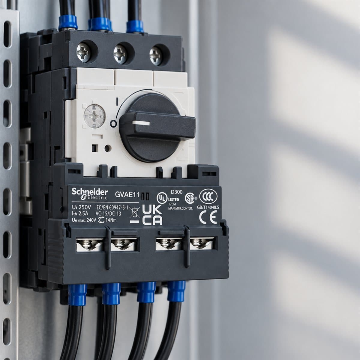 Tiếp điểm phụ tức thời lắp mặt trước TeSys GV2 Schneider đã lắp đặt trong nhà